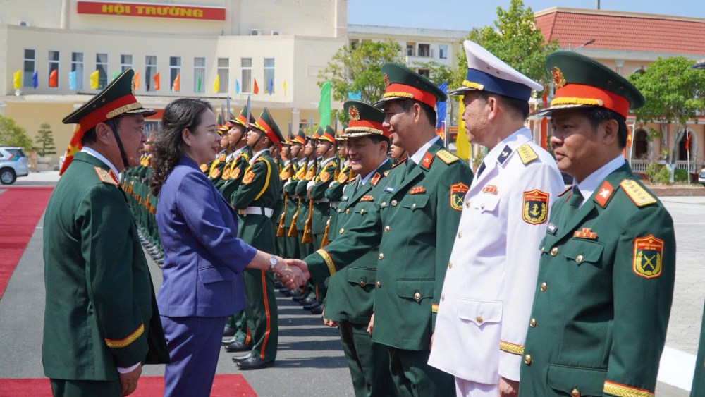 Vice President Vo Thi Anh Xuan visits, wishes Tet and works at An Giang Provincial Military Command. Photo: Phuong Vu