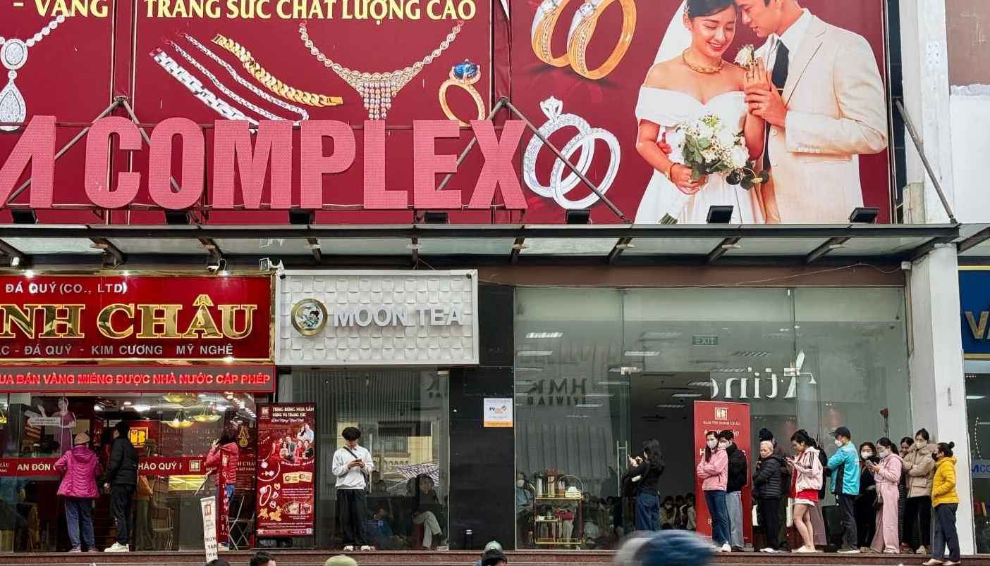 Sáng 31.1, nhiều người chờ đợi phía trước một cửa hàng vàng bạc đá quý tại Hà Nội để mua vàng nhẫn. Ảnh: Phương Anh  