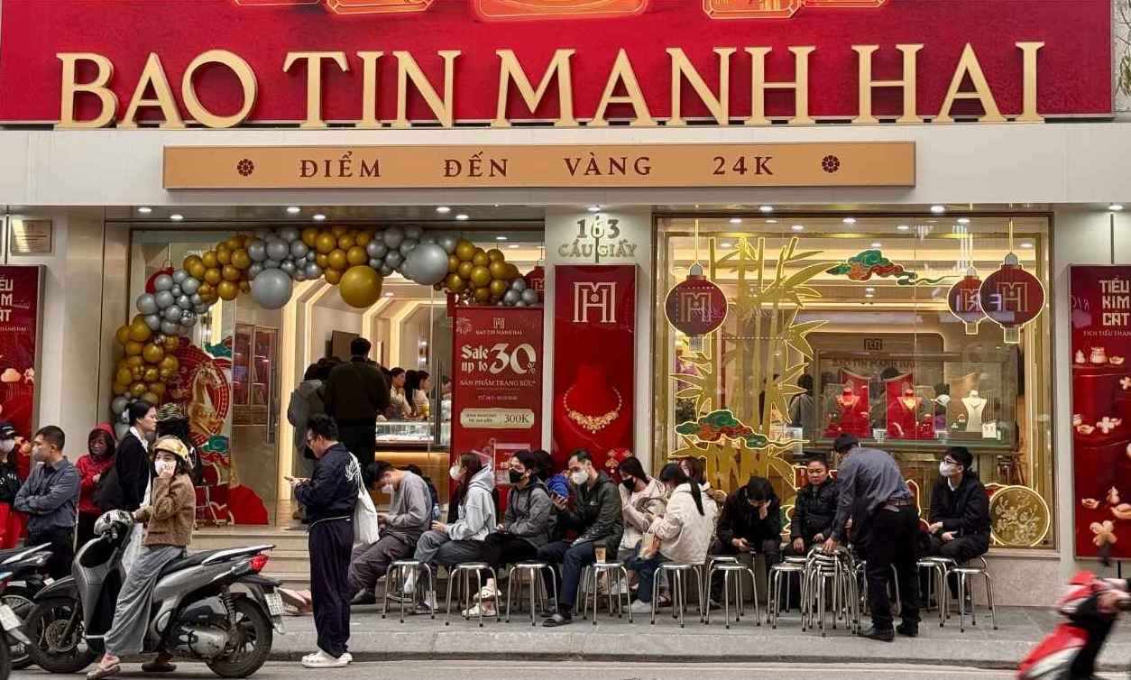 Dù giá liên tục biến động, vàng nhẫn vẫn thu hút nhiều người săn mua. Ảnh: Phương Anh  