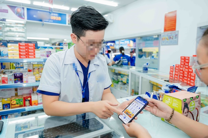 The Ministry of Health has just responded, providing information on the conditions for issuing pharmaceutical practice certificates. In the photo is a pharmacist advising people on medicine. Photo: Huong Giang