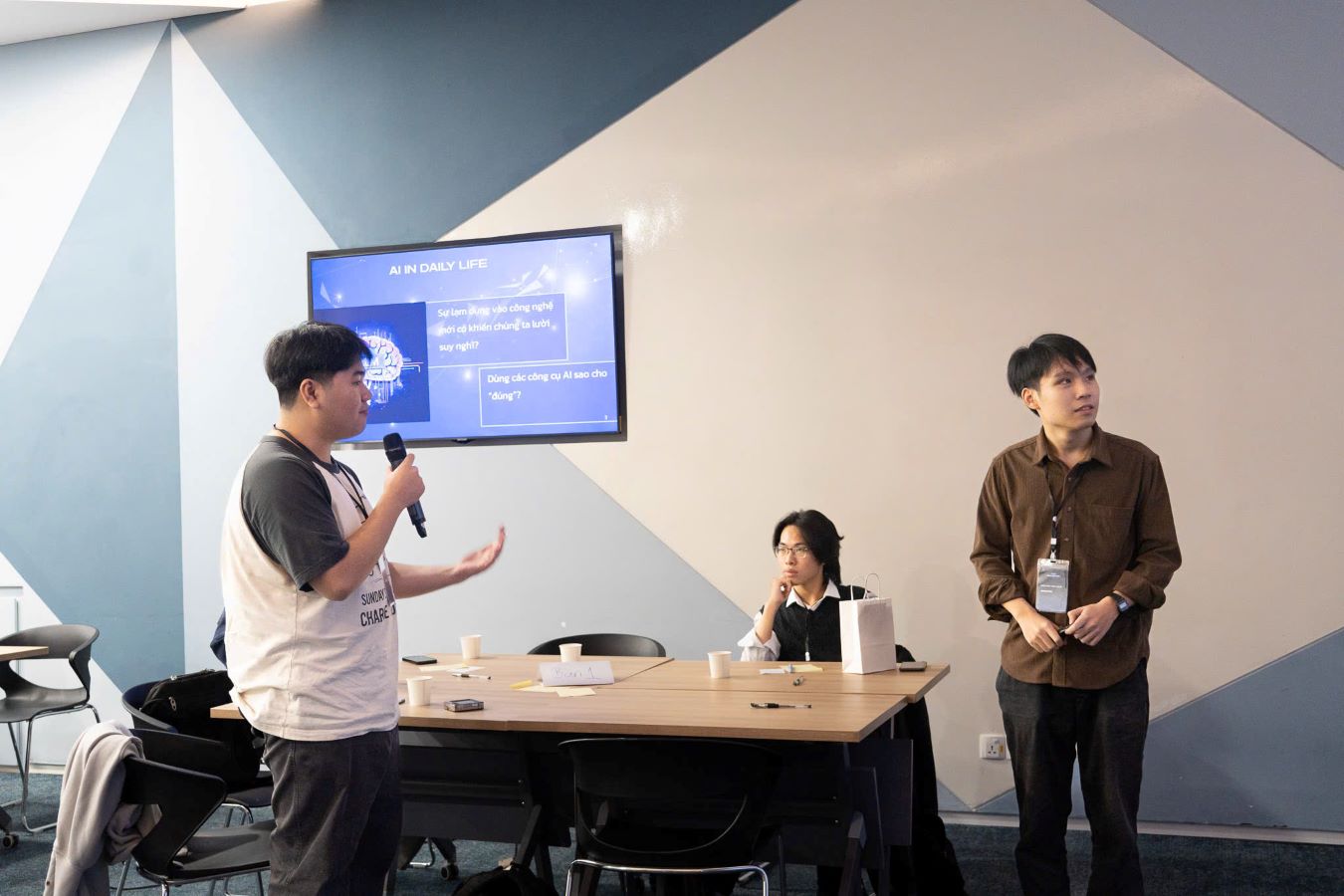 Các bạn trẻ tích cực thảo luận, tìm hiểu về công nghệ với những góc nhìn đa dạng, mới mẻ. Ảnh: Ban Tổ chức cung cấp 
