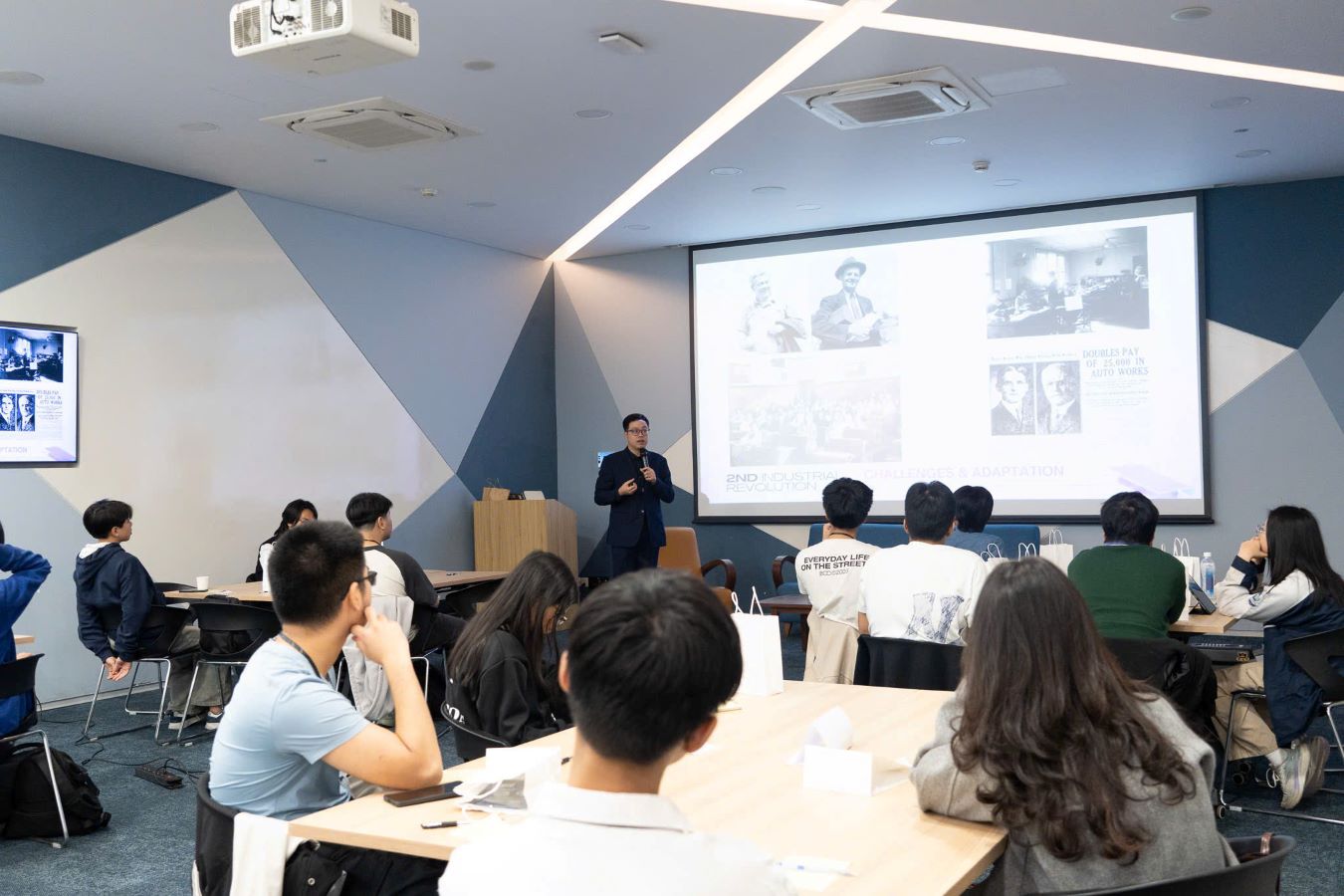 Mở đầu sự kiện là các phiên chia sẻ chuyên đề với những diễn giả giàu kinh nghiệm. Ảnh: Ban Tổ chức cung cấp