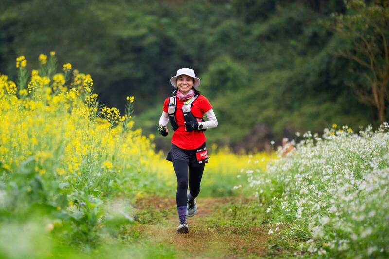 Các vận động viên cự ly 70km băng qua cánh đồng hoa cải Mộc Châu. Ảnh: Nhật Minh