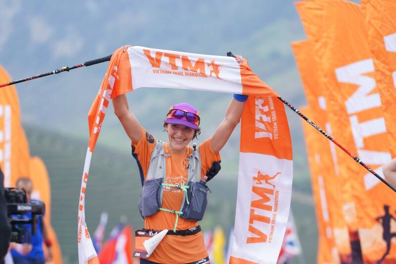 Vận động viên nam nhất cự ly 21km và nữ nhất cự ly 42km. Ảnh: Nhật Minh