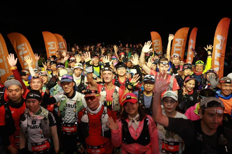 Các vận động viên nhận số thứ tự và xuất phát ở cự ly 70km. Ảnh: Nhật Minh