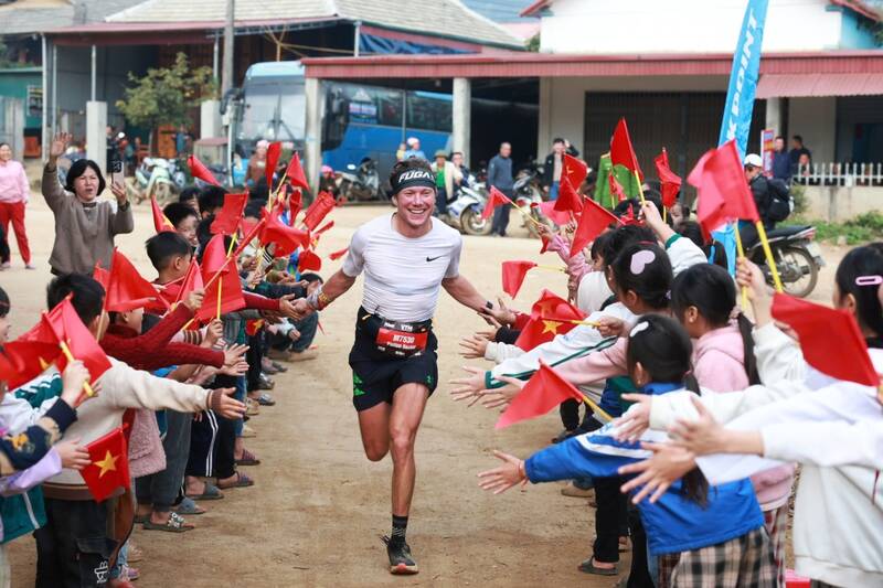 Các vận động viên chạy qua đồi hoa đào và được sự chào đón nồng nhiệt của người dân và học sinh Mộc Châu. Ảnh: Nhật Minh