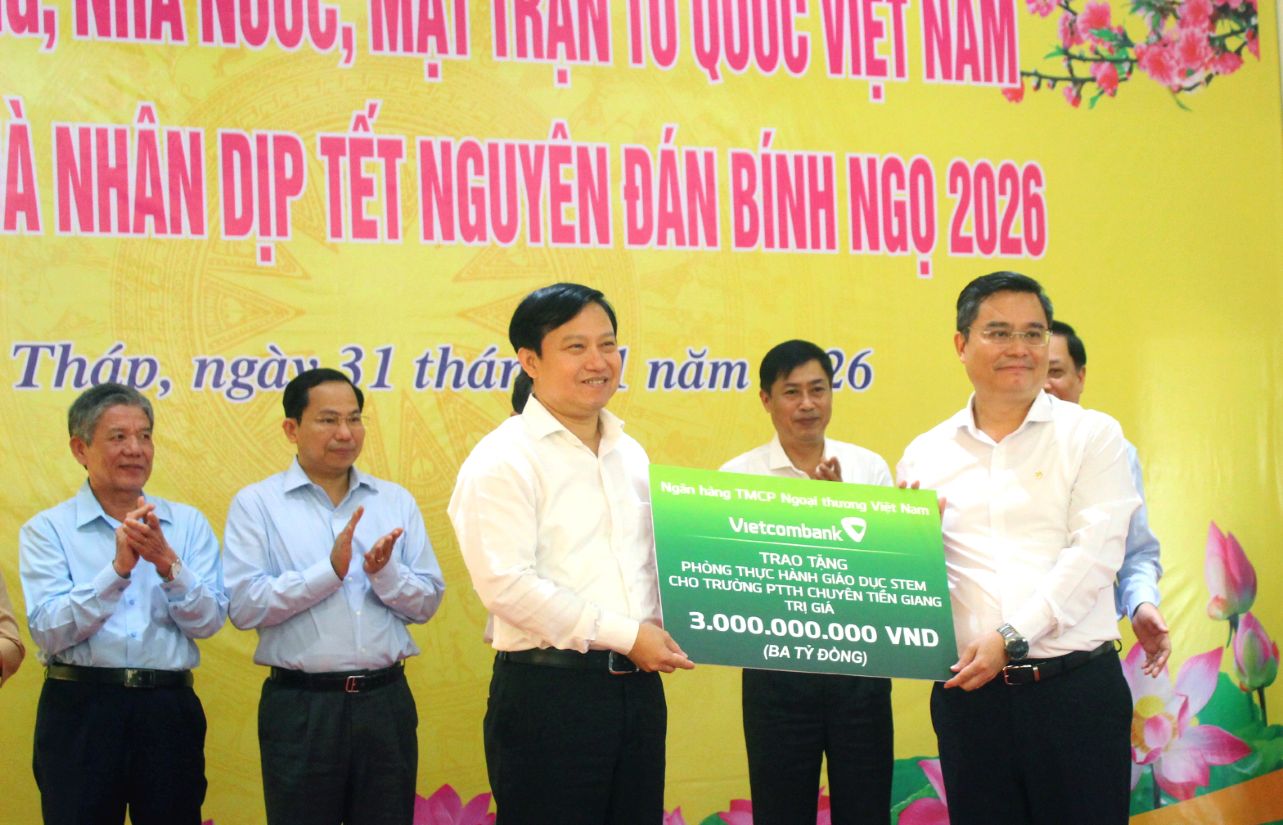 Đại diện Vietcombank trao biển tượng trưng hỗ trợ Phòng thực hành giáo dục STEM cho đại diện Sở Giáo dục - Đào tạo tỉnh Đồng Tháp. Ảnh: Thanh Mai