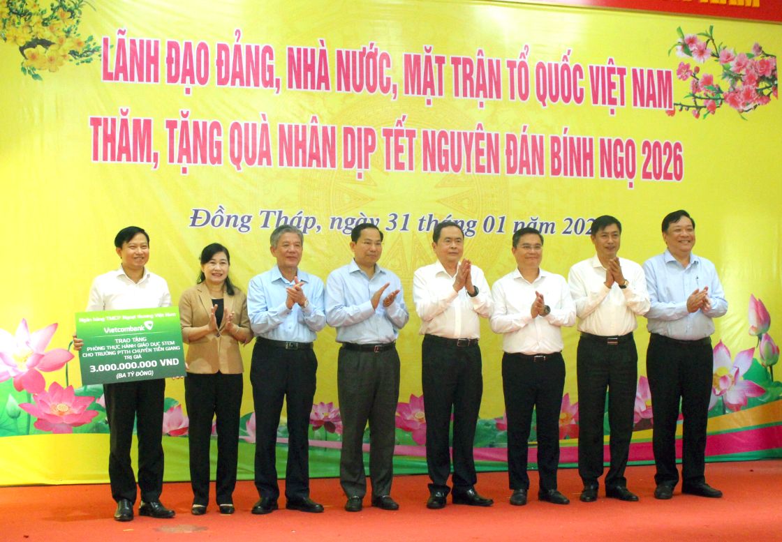 Chủ tịch Quốc hội Trần Thanh Mẫn (thứ 4 từ phải sang) cùng đại diện lãnh đạo địa phương chứng kiến sự kiện trao hỗ trợ giáo dục. Ảnh: Thanh Mai