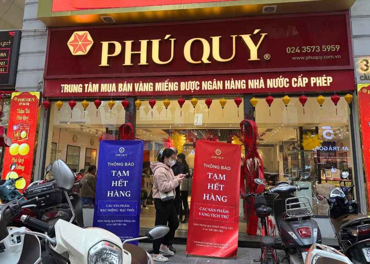 Gần đây, bạc miếng và bạc thỏi trở thành mặt hàng được nhiều người tìm mua. Ảnh: Phương Anh 