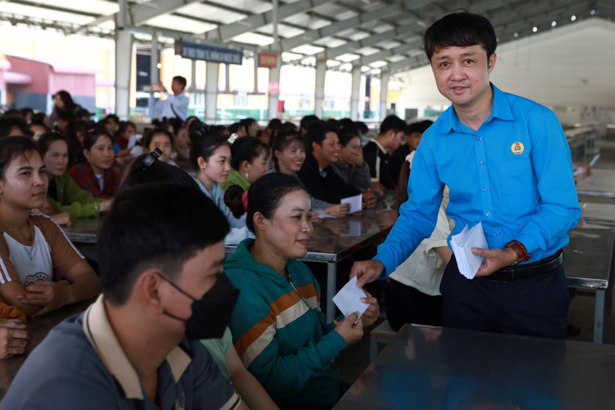 Ông Hồ Công Dương - Phó Chủ tịch Thường trực Liên đoàn Lao động tỉnh Lâm Đồng trao quà tết cho công nhân, kèm lời chúc Tết. Ảnh: Duy Tuấn 