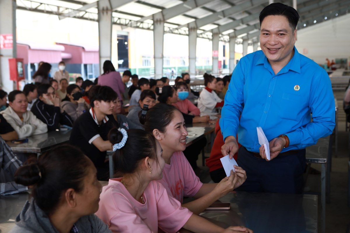 Chủ tịch Công đoàn xã Hàm Kiệm trao quà Tết cho công nhân. Ảnh: Duy Tuấn 