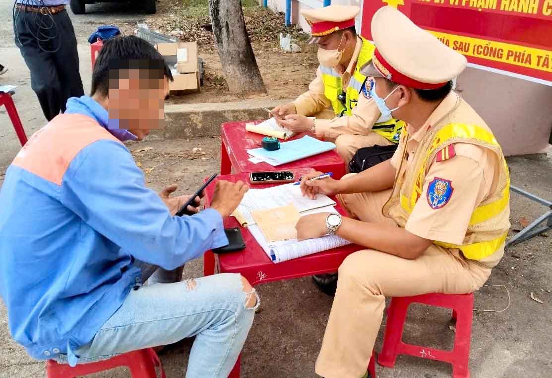 Dak Lak province will assign responsibility to the head if management officials violate traffic laws. Photo: Quoc Dung