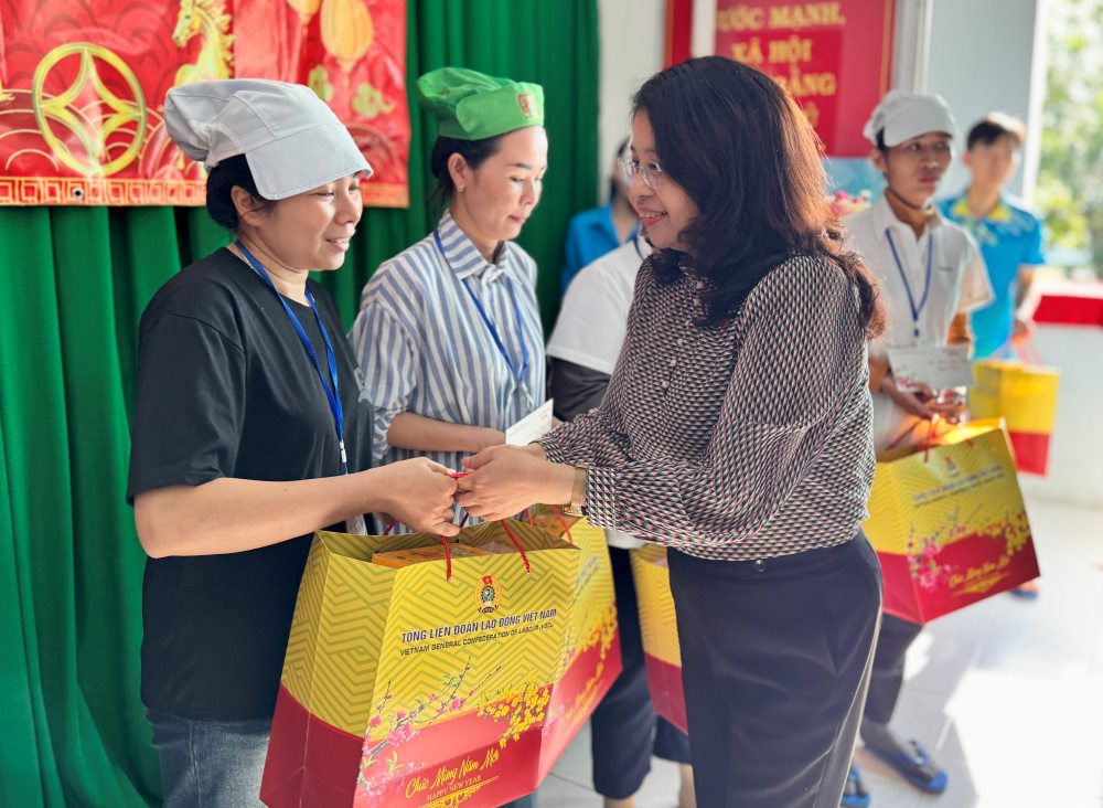 Những phần quà được trao tận tay công nhân có hoàn cảnh khó khăn. Ảnh: Duy Tuấn 