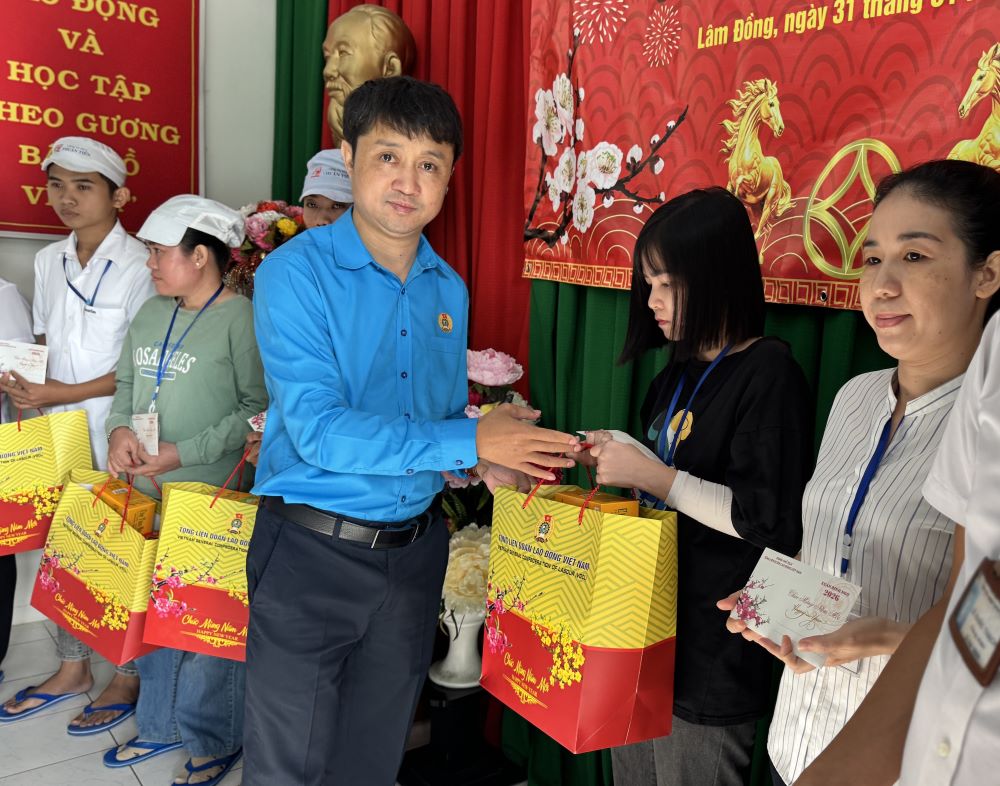 Ông Hồ Công Dương - Phó Chủ tịch Thường trực Liên đoàn Lao động tỉnh Lâm Đồng trao quà cho công nhân. Ảnh: Duy Tuấn 