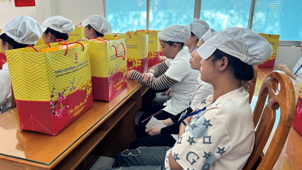 Công nhân nhận quà Tết từ công đoàn. Ảnh: Duy Tuấn 