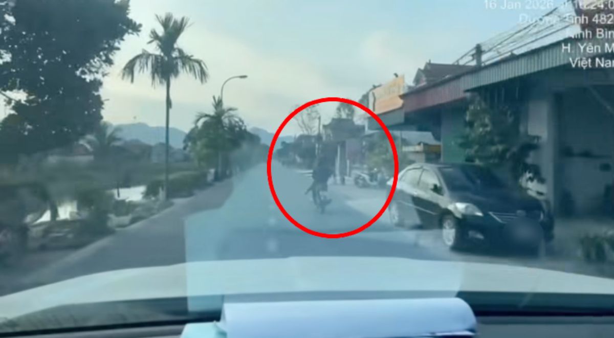 The Traffic Police Department of Ninh Binh Provincial Police verified and handled a young man violating traffic laws. Photo: Cut from clip