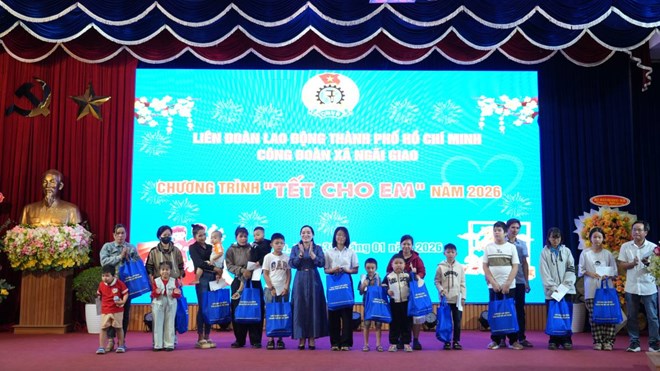 Trao quà Tết cho các em thiếu nhi có hoàn cảnh khó khăn trên địa bàn xã Ngãi Giao. Ảnh: Thành An