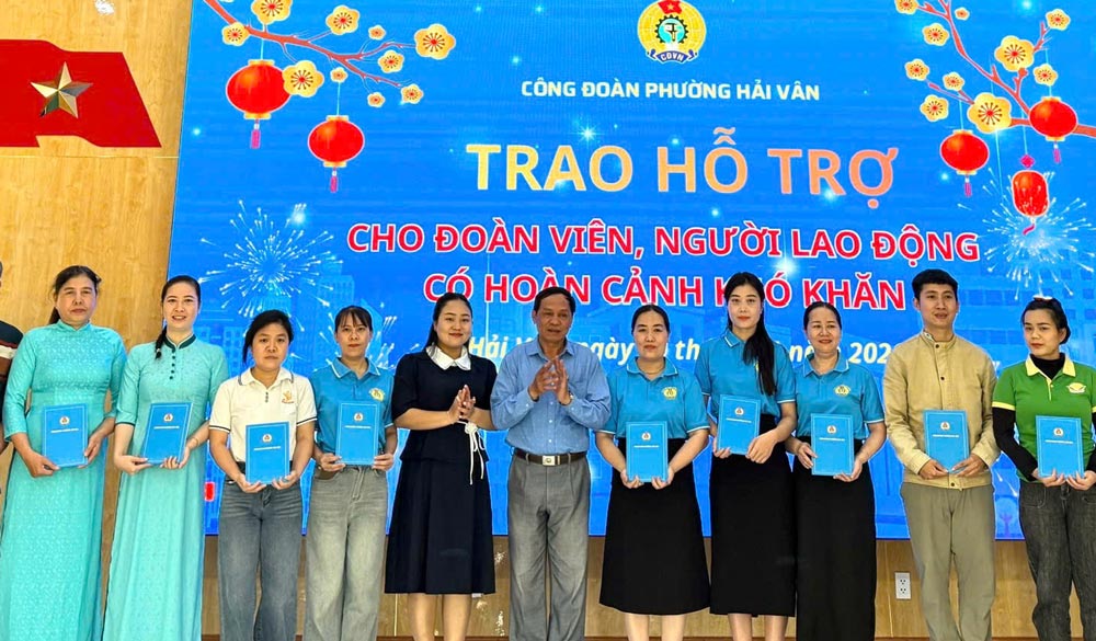 Le syndicat du quartier de Hải Vân offre des cadeaux du Têt aux membres du syndicat et aux travailleurs. Photo: Syndicat de Hải Vân.