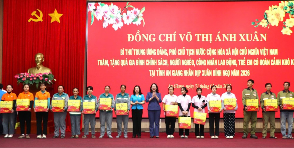 Phó Chủ tịch nước Võ Thị Ánh Xuân và Phó Chủ tịch Thường trực Tổng Liên đoàn Lao động Việt Nam Thái Thu Xương trao quà cho công nhân lao động. Ảnh: Phương Vũ
