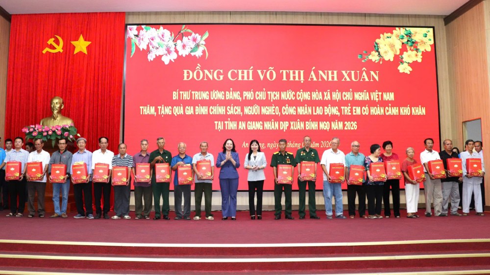 Vice President Vo Thi Anh Xuan and Deputy Secretary of the Provincial Party Committee, Head of the Provincial National Assembly Delegation, Chairman of the Vietnam Fatherland Front Committee of An Giang province Tran Thi Thanh Huong present gifts to policy households. Photo: Phuong Vu