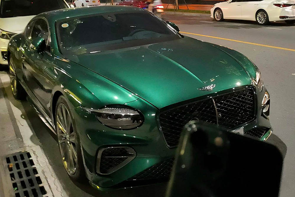 El nuevo Bentley Continental GT, versión First Edition, aparece en las calles de Hanoi con un exterior verde raro. Foto: Cong Tam