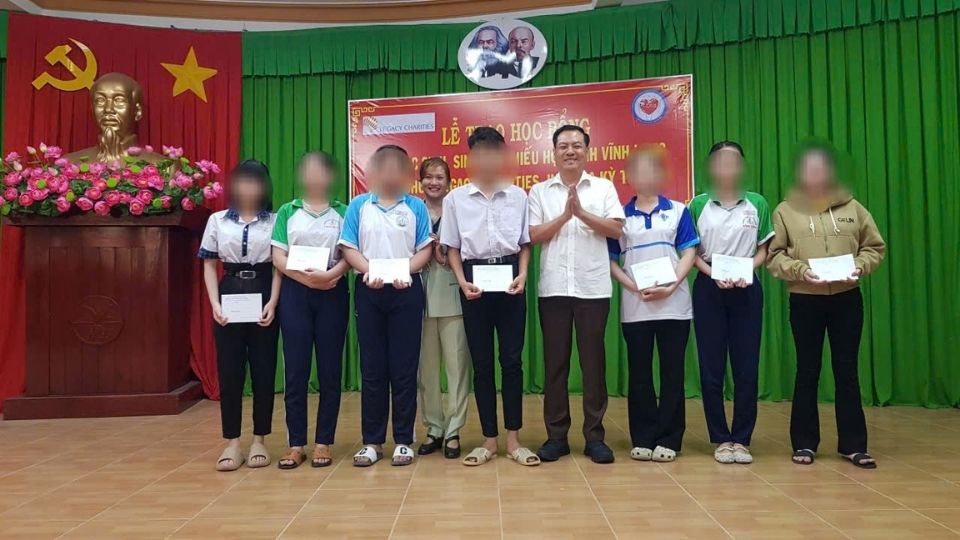 Representatives of the Provincial Social Work Center and Legacy Charities, Inc (USA) award scholarships to studious students in difficult circumstances. Photo: Hoang Loc