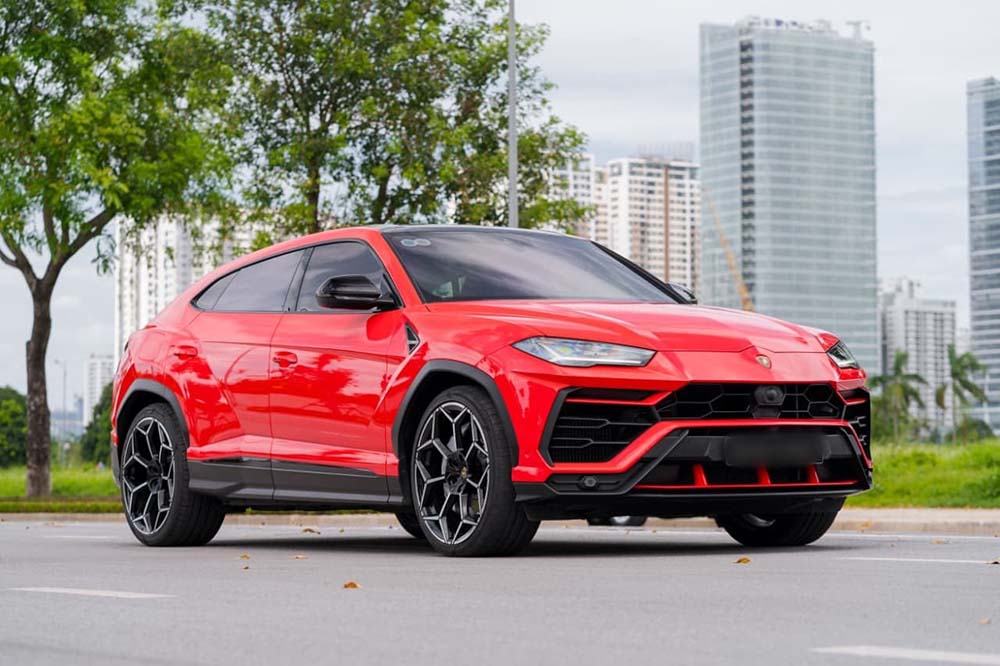 Lamborghini Urus 4-seater version changed to red. Photo: Thanh Han
