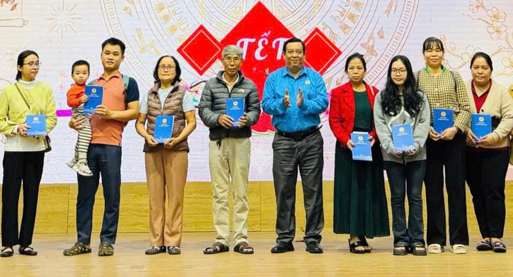 Le syndicat du quartier de Hoa Khanh, Da Nang, remet des cadeaux du Têt aux membres du syndicat et aux travailleurs en difficulté de la région. Photo: Syndicat de Hoa Khanh.