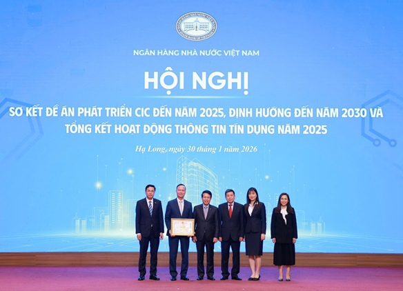 Tại Hội nghị đã tiến hành trao tặng bằng khen Thống đốc cho tập thể, cá nhân của CIC. Ảnh: CIC