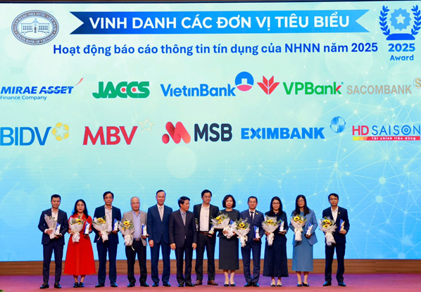 Tại Hội nghị đã vinh danh 10 đơn vị tiêu biểu trong hoạt động báo cáo TTTD. Ảnh: CIC