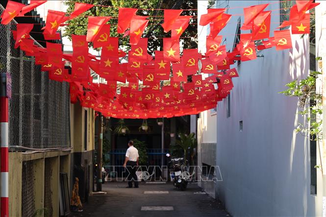 Người dân trong kiệt 45 Phạm Cự Lượng phấn khởi trang hoàng cờ phướng để chào mừng các sự kiện trọng đại, ngày lễ lớn của cả nước sau khi tuyến đường bê tông được hoàn thiện. 