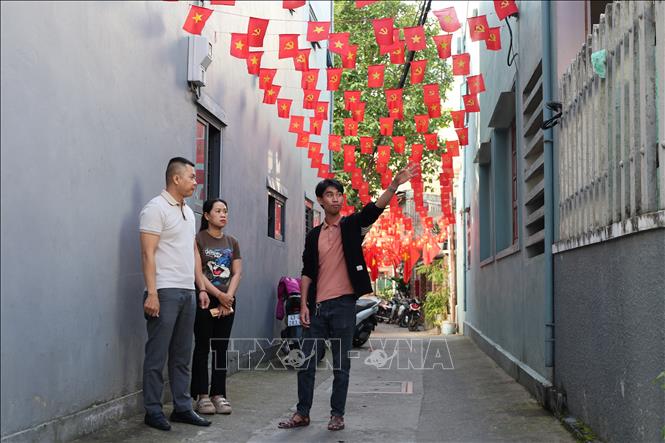 Cấp ủy Chi bộ 6D phối hợp chặt chẽ với đơn vị lắp đặt camera kiệt hẻm để đảm bảo đúng vị trí, đúng chất lượng.  