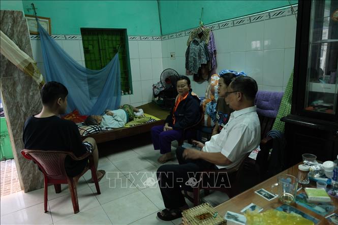 Chi bộ 6D quan tâm, hỗ trợ cho các hộ gia đình có hoàn cảnh khó khăn trong khu dân cư để không ai bị bỏ lại phía sau. 