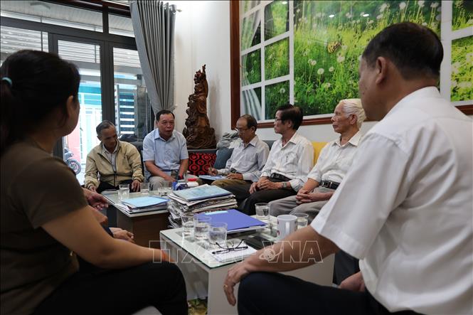 Các đảng viên và đại diện hội đoàn thể thuộc Chi bộ 6D thảo luận sôi nổi để đưa ra những giải pháp tốt nhất trước mỗi hoạt động, chương trình của khu dân cư. 