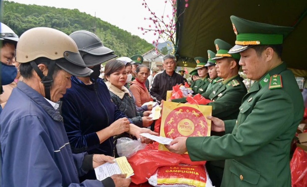 Hue City Border Guard brings a warm Spring to people in coastal border areas. Photo: Vo Tien