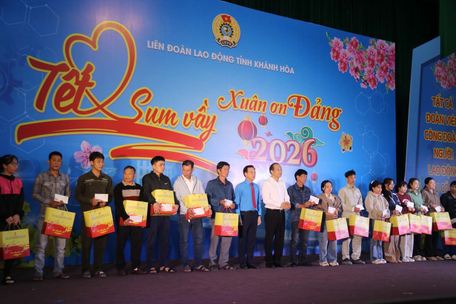 Những món quà Tết Sum vầy được lãnh đạo Tỉnh ủy, Ủy ban MTTQ tỉnh, Liên đoàn Lao động tỉnh trao tận tay đoàn viên khó khăn. Ảnh: Phương Linh