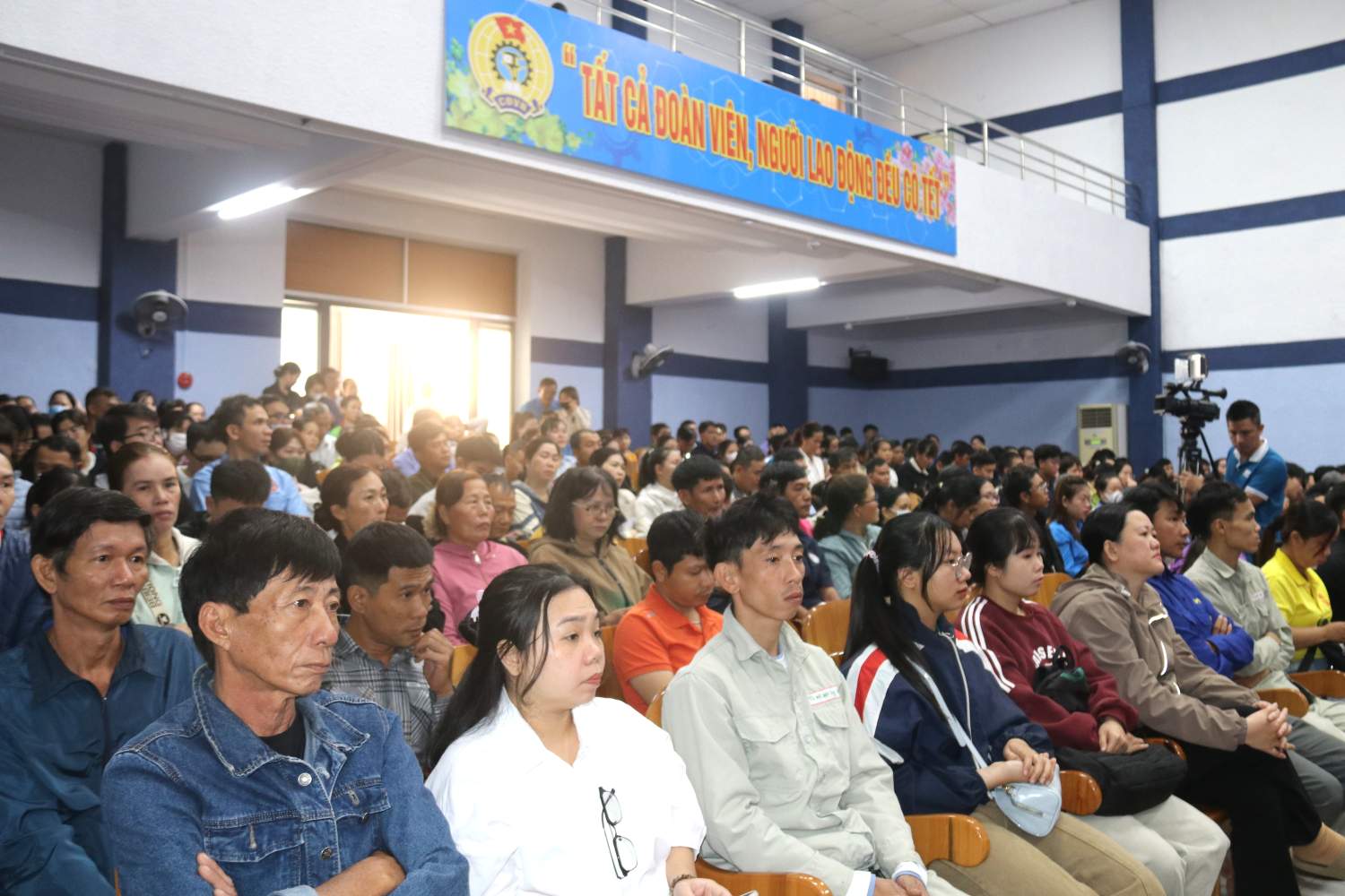 Mở đầu là không khí rộn ràng với màn múa lân, các tiết mục văn nghệ ca ngợi mùa xuân, Đảng, giai cấp công nhân Việt Nam, tạo không khí ấm áp, gắn kết trong những ngày cận Tết. Ảnh: Phương Linh