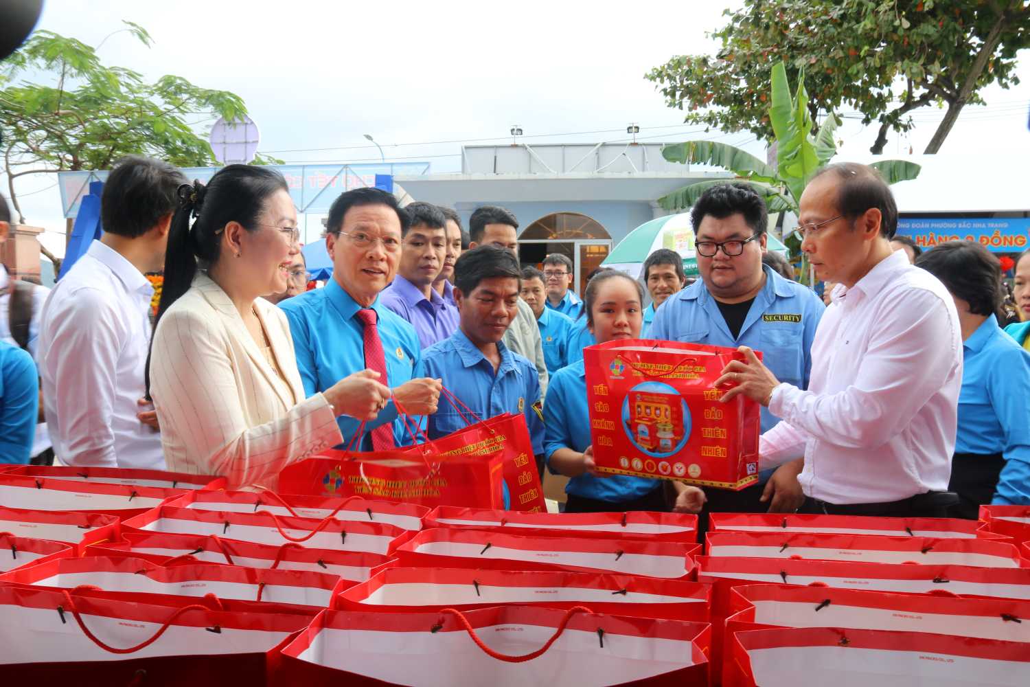 Khai mạc Chợ Tết Công đoàn và trao những món quà Tết 0 đồng tặng đoàn viên khó khăn. Ảnh: Phương Linh