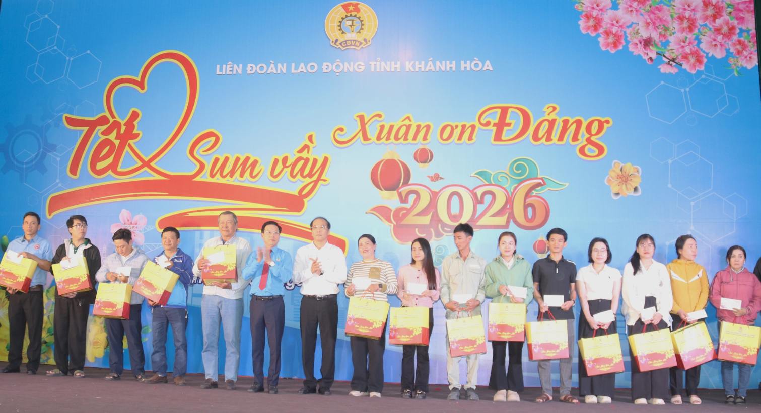 Youth union members in particularly difficult circumstances in Khanh Hoa receive Tet Sum vay gifts. Photo: Phuong Linh