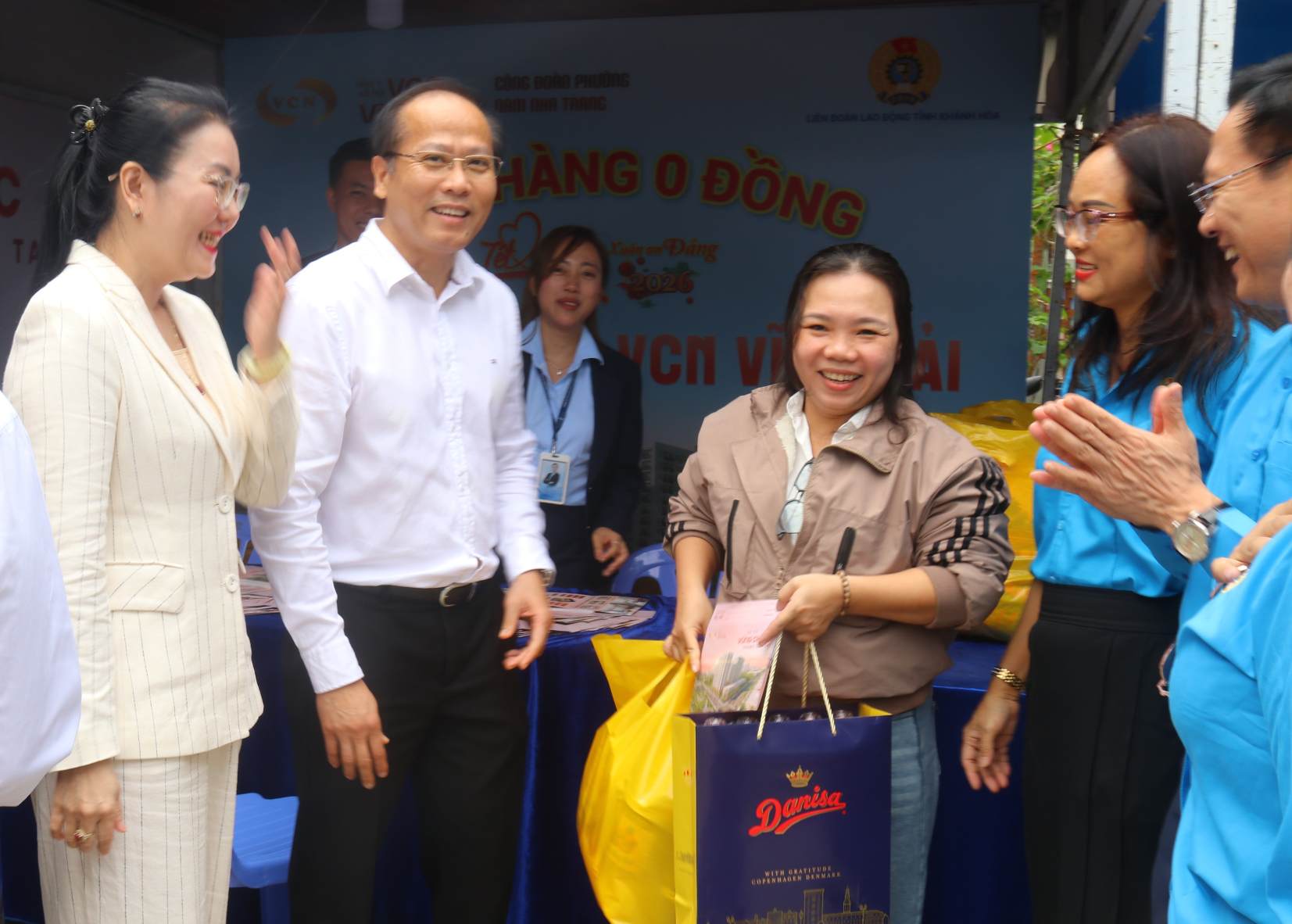 Chị K rất vui khi nhận món quà Tết sớm của công đoàn. Ảnh: Phương Linh