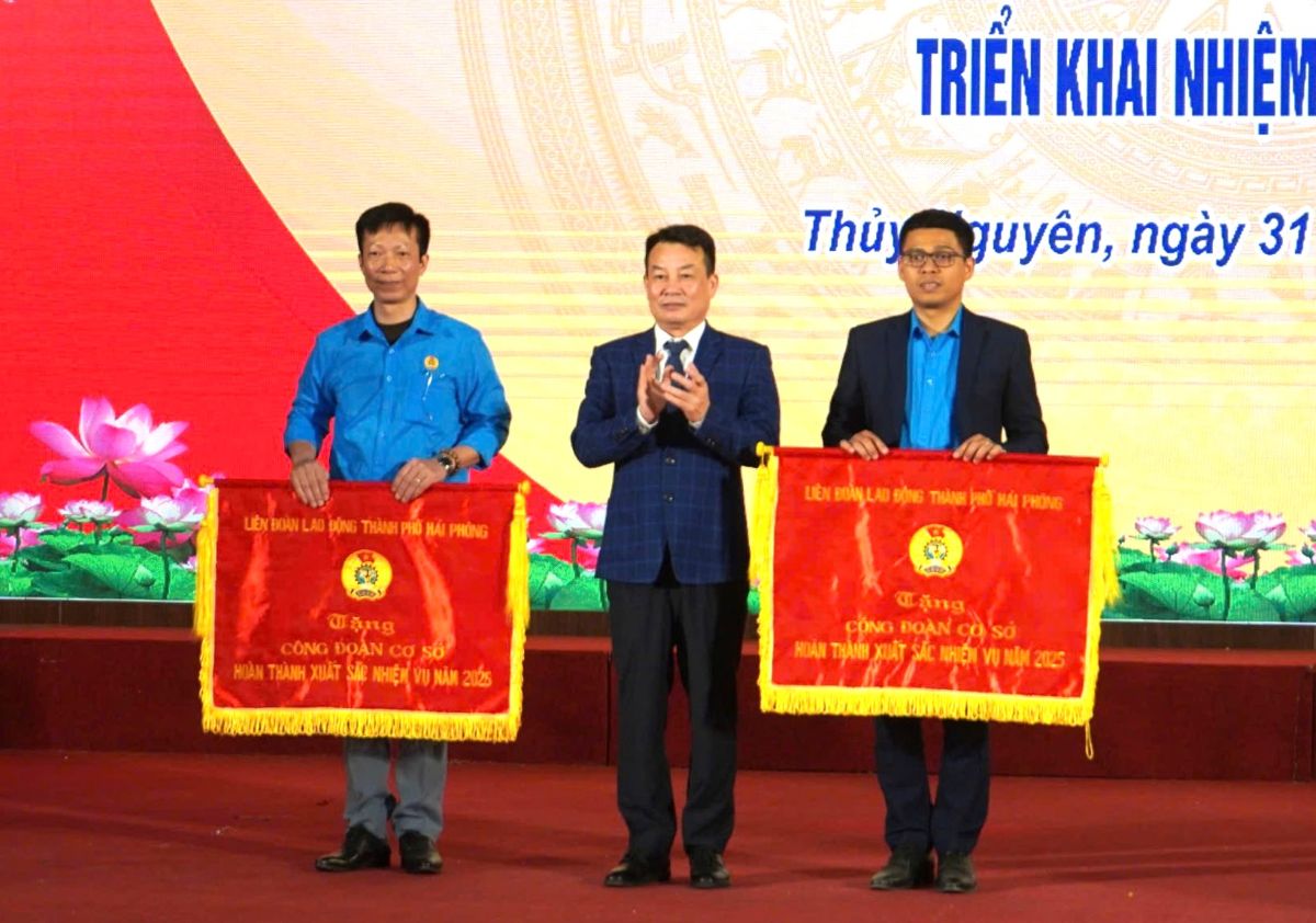 Phó Chủ tịch LĐLĐ TP Hải Phòng Nguyễn Văn Phiệt trao cờ thi đua tặng các tập thể. Ảnh: Mai Dung