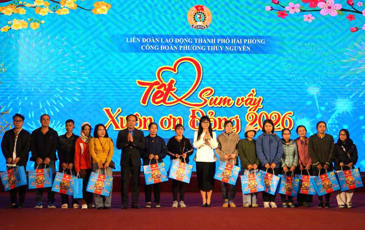 Những phần quà Tết ý nghĩa được trao tận tay người lao động. Ảnh: Mai Dung