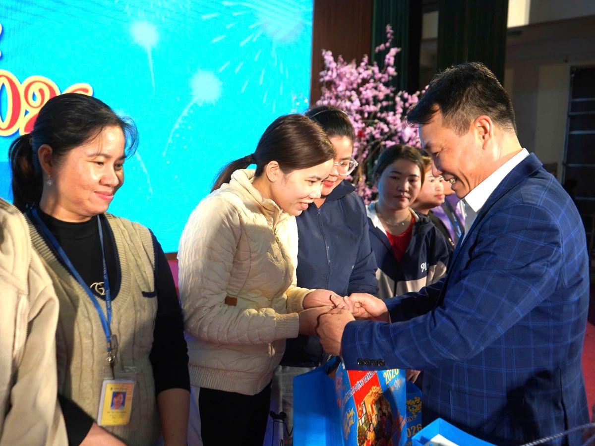 Meaningful Tet gifts are handed to workers belonging to the Thuy Nguyen Ward Trade Union. Photo: Mai Dung