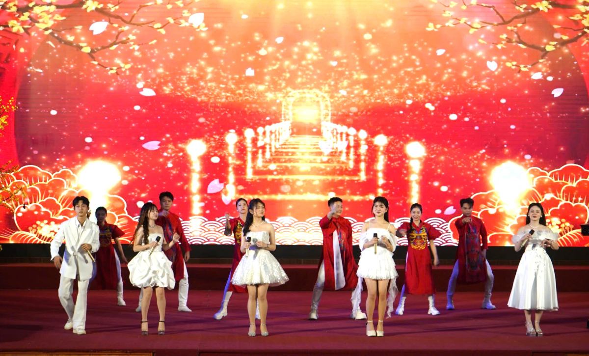 Chương trình văn nghệ đặc sắc mở đầu Tết sum vầy - Xuân ơn Đảng của Công đoàn phường Thủy Nguyên. Ảnh: Mai Dung