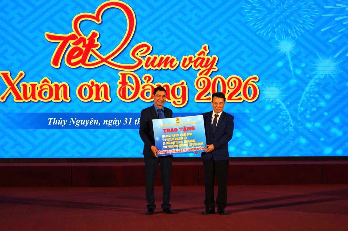 LĐLĐ TP Hải Phòng trao kinh phí chăm lo Tết cho đoàn viên, người lao động phường Thủy Nguyên. Ảnh: Mai Dung