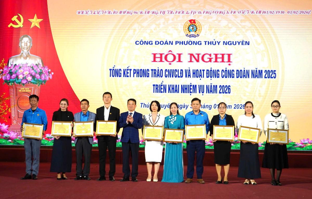 Các tập thể, cá nhân có thành tích xuất sắc được biểu dương, khen thưởng. Ảnh: Mai Dung