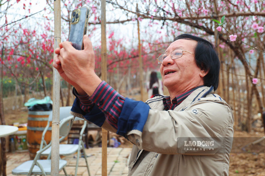 Ông Nguyễn Tiến Lãng (xã Thanh Liệt, Hà Nội) cho biết, việc đi xem đào tận vườn không chỉ giúp ông lựa chọn được những cành đào ưng ý nhất mà còn là dịp để hòa mình vào vẻ đẹp thiên nhiên, cảm nhận không khí Tết đang đến rất gần.