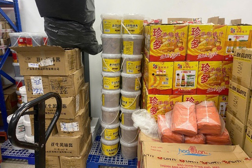 Nguyên liệu, gia vị nhúng lẩu, tương ớt, nước chấm. Ảnh: Công an Hà Nội 