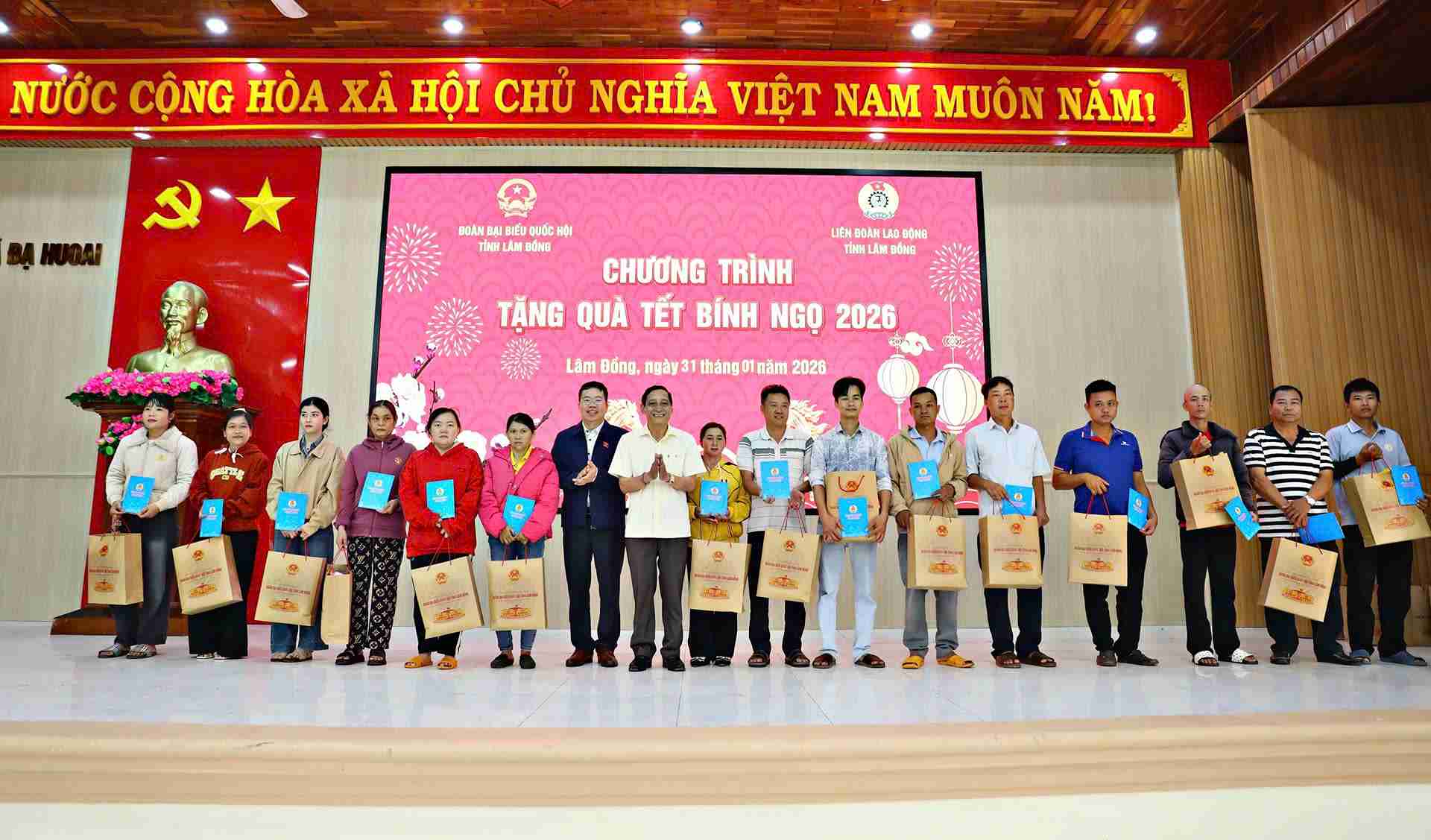 The National Assembly Delegation of Lam Dong province presents Tet gifts to workers in difficult circumstances in Da Huoai commune. Photo: Phuc Khanh