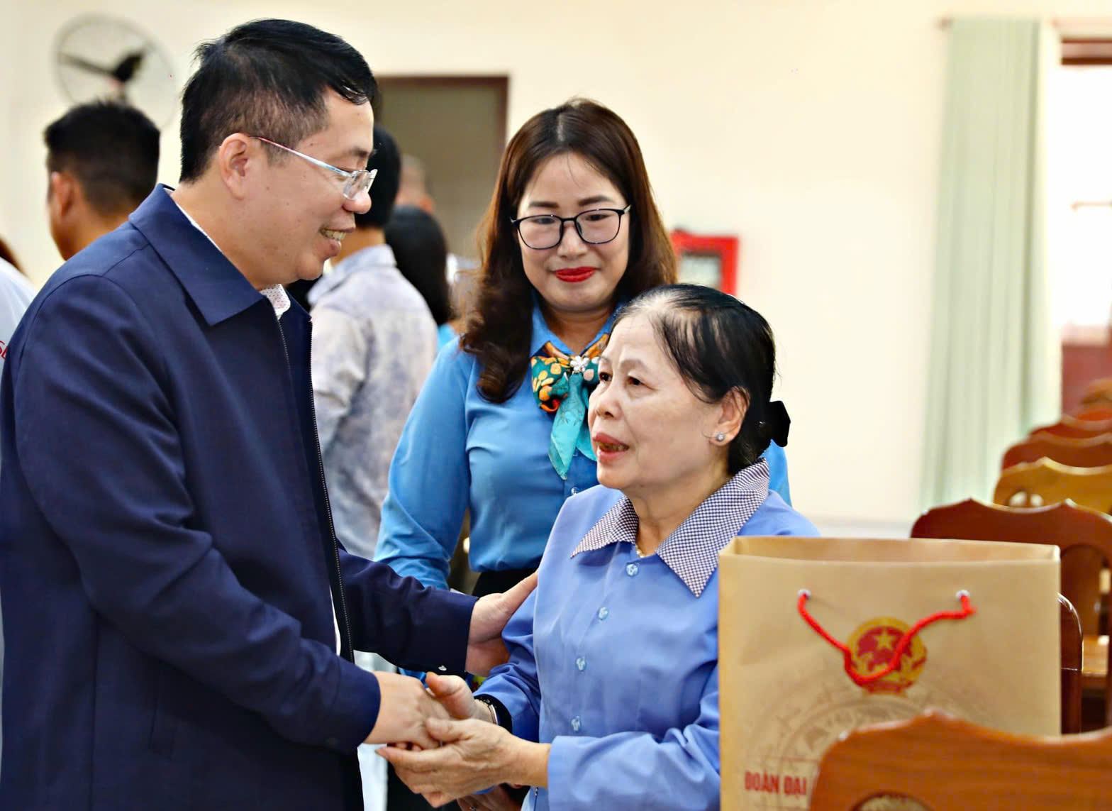 Phó Chủ nhiệm Văn phòng Quốc hội Nguyễn Văn Hiển, ĐBQH khóa XV tỉnh Lâm Đồng ân cần hỏi thăm người lao động có hoàn cảnh khó khăn trên địa bàn xã Đạ Huoai. Ảnh: Phúc Khánh 